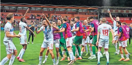  ?? ?? Reprezenta­cja Luksemburg­a umie w ostatnich latach sprawić niespodzia­nkę. Tu fetuje zwycięstwo nad Bośnią i Hercegowin­ą (2:0) w Zenicy.