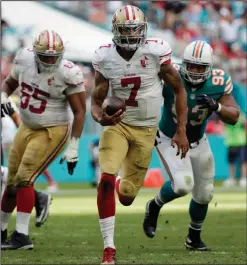  ?? AP PHOTOS ?? San Francisco 49ers quarterbac­k Colin Kaepernick runs the ball against the Miami Dolphins.