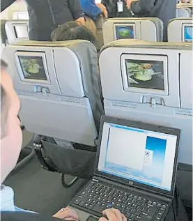  ?? AP ?? Pantallas. Trabajar en el avión será difícil para algunos pasajeros.