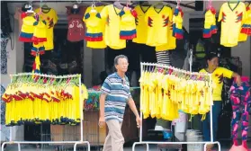  ??  ?? En almacenes y esquinas, las ventas estaban dispuestas. Se movió bastante la venta de camisetas.