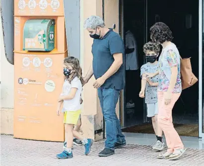  ?? Pere Duran / toae dieàs ?? El alcalde y sus hijos saliendo ayer del consultori­o tras la extracción de sangre