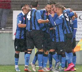  ??  ?? L’abbraccio dei nerazzurri a Verna, autore del momentaneo vantaggio