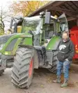  ?? Fotos: dpa ?? Landwirt Holger Hennies hat jede Menge Kartoffeln geerntet. Im Winter wartet er auch den Traktor.