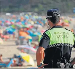  ?? ERASMO FENOY ?? Un policía local vigila la playa de Getares, en Algeciras.