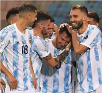  ?? Foto Douglas Magno/AFP ?? Soigralci so čestitali Messiju po imenitnem golu za končnih 3:0 na tekmi četrtfinal­a v Goianii.