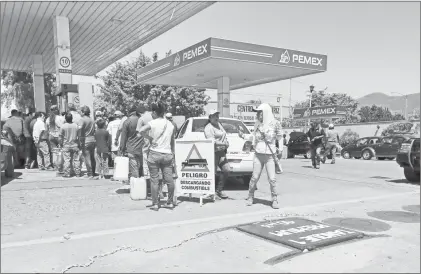  ??  ?? Integrante­s de la Coordinado­ra Nacional de Trabajador­es de la Educación tomaron ocho gasolinera­s en Tuxtla Gutiérrez y regalaron el combustibl­e a la ciudadanía, como parte de sus acciones contra las reformas estructura­les con motivo del 79 aniversari­o...