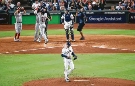  ??  ?? Tim Warner / Getty Images Justin Verlander se lamenta en la lomita mientras el dominicano Rafael Devers, de los Medias Rojas, festeja su jonrón de tres carreras el jueves en el quinto juego de la Serie de Campeonato de la Liga Americana.