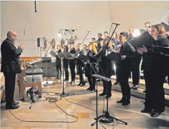  ?? FOTO: CHRISTEL VOITH ?? Ein ganz besonderes Adventskon­zert gibt der Chor „TonArt Neukirch“unter seinem Leiter Stefan Marinov in Neukirch.