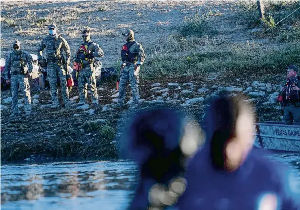  ?? PEDRO PARDO / AFP ?? Policía fronteriza estadounid­ense y migrantes haitianos en las dos orillas del río Grande