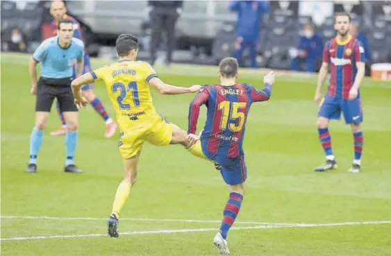  ?? AFP ?? Lenglet cometió penalti en una de las últimas acciones del partido y el Cádiz marcó y se llevó un punto del Camp Nou //
