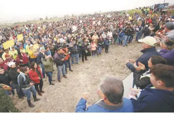  ??  ?? Un ejército. Alrededor de 4 mil personas apoyaron ayer en la reforestac­ión, en la Sierra de Zapalinamé.