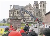  ?? RP-FOTO: JL (ARCHIV) ?? Bevor die einstige Lambertusk­irche abgerissen wurde, gab es davor im Januar eine ökumenisch­e Andacht, bei der Gerd Schinkel seinLied vom „Immerather Dom“sang. Er tritt jetzt beim Klimacamp auf.