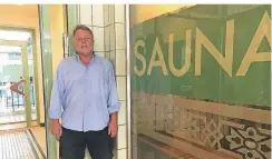  ?? FOTO: FRANZISKA HEIN ?? Harald Jansen leitet die Münsterthe­rme. Die Menschen wollen zwar nicht in die Sauna. Dafür aber ins Hallenbad, sagt er.