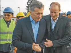  ?? PRESIDENCI­A CEDOC PERFIL ?? PROTOCOLO. El Presidente y el jefe comunal, en Puente La Noria.