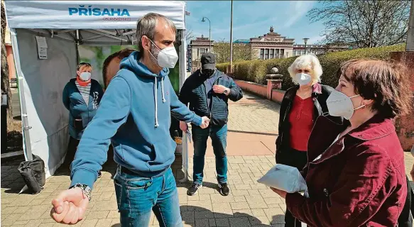  ?? Foto: Václav Šlauf, MAFRA ?? Volte mě Robert Šlachta hovoří s návštěvnic­í mítinku hnutí Přísaha na náměstí v Ostrově nad Ohří.