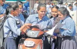  ?? DEEPAK GUPTA/ HT PHOTO ?? Students discussing the question paper after writing their CBSE Class 12 physics exam in Lucknow ▪ on Wednesday.