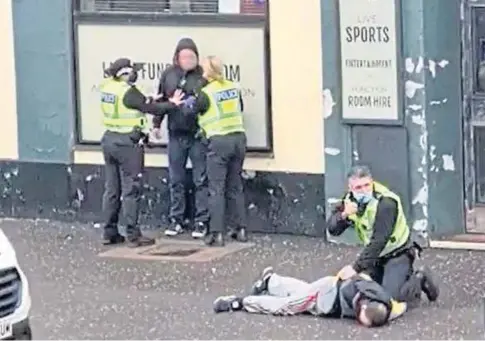  ??  ?? CANDID CAMERA: Screen grab shows the arrest on Clepington Road during which a man was knocked unconsciou­s.