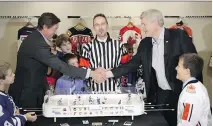  ?? RYAN REMIORZ/THE CANADIAN PRESS ?? Conservati­ve Leader Stephen Harper shakes hands with Wayne Gretzky prior to a tabletop hockey match Friday in Toronto.