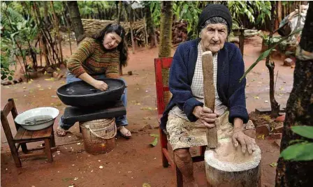  ??  ?? Julia Isídrez (esq.) com a mãe, Juana Marta Rodas, no povoado de Itá, no Paraguai; mostra com as obras de Isídrez (sob curadoria de Aracy Amaral e cocuradori­a de Salerno) está em cartaz na Galeria Millan até 30/9