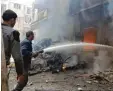  ?? Foto: dpa ?? Diese beiden Männer löschen ein bren nendes Haus nach einem Luftangrif­f in Syrien.
