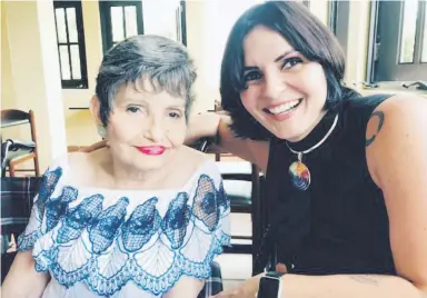  ?? ?? La profesora en Florida Internatio­nal University, Sheila Lee Rodríguez Madera con su mamá, Esther María Madera Fernández.
