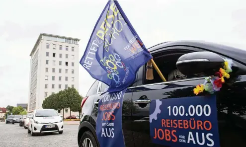  ?? FOTO: SASCHA FROMM ?? Mitarbeite­r von Reisebüros machten mit einer Demonstrat­ion am Mittwoch in Erfurt auf ihre prekäre Lage aufmerksam.