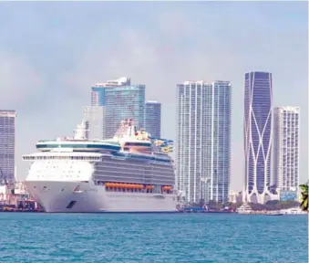  ?? EFE ?? ↑ Un crucero atracado en la Bahía de Miami, Florida, Estados Unidos, donde está prohibido pedir el llamado “pasaporte de vacunación”.