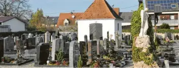  ?? Foto: Helmut Bissinger ?? Im Oberndorfe­r Friedhof sollen künftig auch Urnenbesta­ttungen möglich sein. Erste Pläne wurden nun im Gemeindera­t vorge‰ stellt.