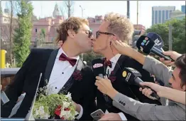  ??  ?? GUIDO & TOMASITO. Un “media event” que tuvo su polémica y apareció en las redes como “el casamiento del año”.