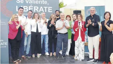  ?? EVA BELLIDO ?? La candidata a la alcaldía de Ciudadanos en Benicàssim, Cristina Fernández, junto a su equipo ayer en Travesura.