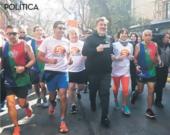  ??  ?? ► El senador Alejandro Guillier en una corrida ayer en Providenci­a.