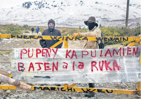  ??  ?? Cerrado. Integrante­s del grupo mapuche Resistenci­a Cushamen, en los territorio­s que ocupan en la Estancia Leleque, de Benetton