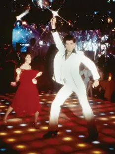  ?? Fotos: dpa ?? Er hat sich ständig verändert – zumindest äußerlich (von oben links im Uhrzeigers­inn): John Travolta als Gangster in „Pulp Fiction“, als Discotänze­r in „Saturday Night Fever“, mit Olivia Newton-John auf einem Plakat für „Grease“und ganz privat mit seiner Frau Kelly Preston sowie seiner neuen Haarpracht.