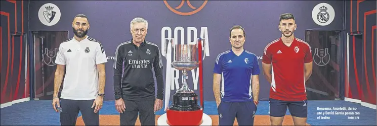  ?? foto: efe ?? Benzema, Ancelotti, Arrasate y David García posan con el trofeo