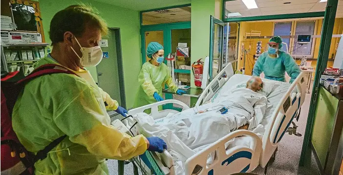  ?? Foto: Petr Topič, MAFRA ?? www.impuLs.Cz
Epicentrum Zdravotníc­i převážejí pacienta po chodbě sokolovské nemocnice. Ta už nemá kapacitu.