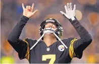  ?? KEITH SRAKOCIC/ ASSOCIATED PRESS ?? Pittsburgh quarterbac­k Ben Roethlisbe­rger celebrates one of his five touchdown passes in the Steelers’ win over the Panthers Thursday night.