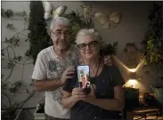  ?? (AP PHOTO/MAYA ALLERUZZO) ?? Moshe and Suzi Malinovitz pose for a portrait at their apartment in Rehovot, Israel, with their daughter, Ronit Malinovitz, seen on screen from Phoenix, Ariz., Tuesday, July 27, 2021.