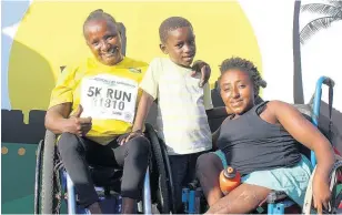  ??  ?? Wheelchair winner Vinette Green (left) celebrated with her daughter and grandson after her victory.