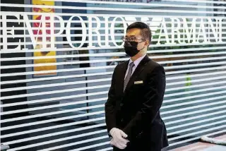  ?? Ansa ?? Export Davanti al negozio Emporio Armani di Guangzhou (Canton), 12 milioni di abitanti