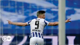  ??  ?? Herthas Piatek ist schneller als die Freiburger Abwehr und verwertet einen Abpraller zum 1:0