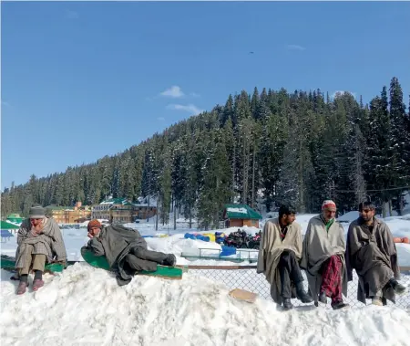  ?? — AFP ?? Locals wait for the arrival of tourists in Gulmarg. Kashmir’s only ski resort is now trying to attract internatio­nal-level competitio­n to its slopes.