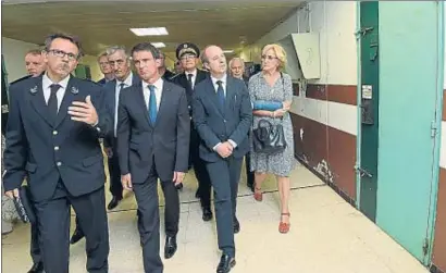  ?? SYLVAIN THOMAS / AFP ?? Manuel Valls i el ministre de Justícia, Jean-Jacques Urvoas (a la seva esquerra), a la presó de Nimes