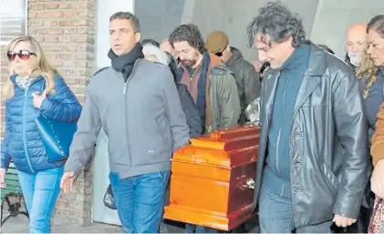  ?? MOVILPRESS ?? Dolor. Allegados al célebre director de cine despidiero­n sus restos ayer al mediodía.