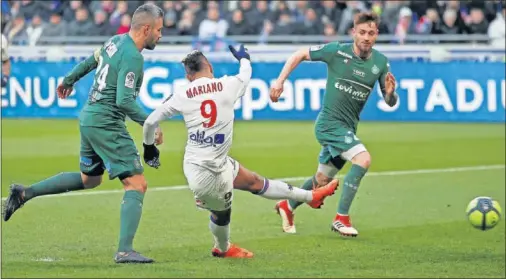  ??  ?? GOLAZO. Mariano controló de espaldas, se giró y marcó con la izquierda para anotar su 17ª tanto de la temporada. Grandes cifras.