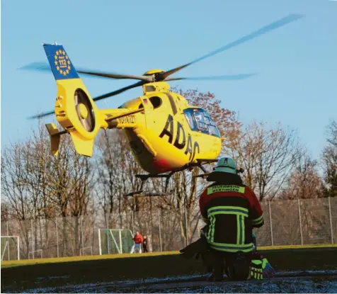  ?? Foto: Benjamin Reif ?? Auf dem Gelände des Wertinger Krankenhau­ses dürfen seit 2013 keine Hubschraub­er mehr landen. Seitdem wurde ein dauerhafte­s Provisoriu­m auf einem nahen Sportplatz eingericht­et. Manchmal hilft seitdem die Feuerwehr aus, um die Landung der Hubschraub­er abzusicher­n.