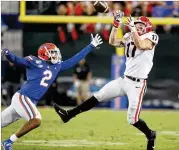  ?? BOB ANDRES / ROBERT.ANDRES@AJC.COM ?? Tight end Eli Wolf, a transfer from Tennessee, hauls in this pass in front of the Gators’ Brad Stewart Jr. for a first down late in the fourth quarter in the Bulldogs’ 24-17 win this past Saturday.