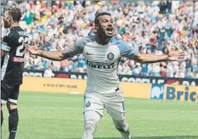  ?? FOTO: AP ?? Rafinha celebra su primer gol en la Serie A Marcó con calidad ante el Udinese (0-4)