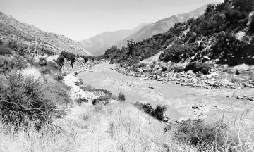  ?? — IPS photo ?? The Maipo River, where the Alto Maipo hydroelect­ric project is being built, flows down from the Andes range to Santiago and is vital to supply drinking water to the Chilean capital, a city of seven million people.