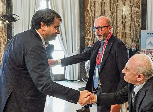  ?? ?? Il saluto freddo Il ministro Raffaele Fitto stringe la mano di Vincenzo De Luca al termine del suo intervento alla Fondazione Merita