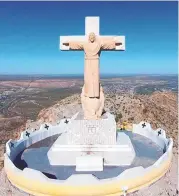  ?? COURTESY OF RUBEN ESCANDON ?? The Mt. Cristo Rey monument attracts 8,000 to 12,000 pilgrims on Good Friday annually.